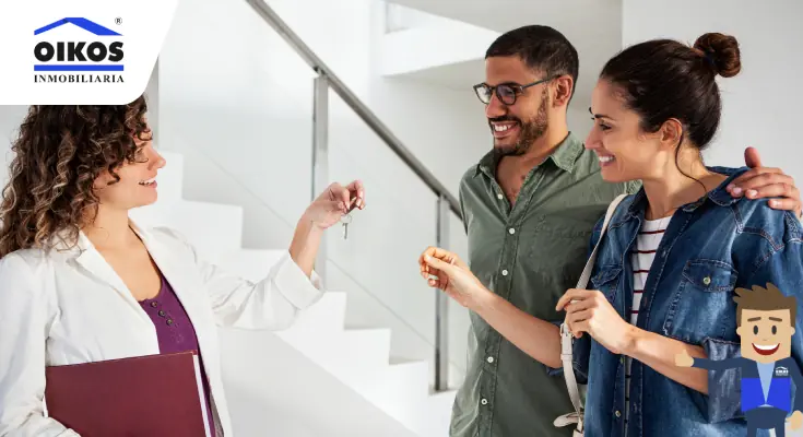 ¿Cuándo conviene consignar un inmueble para vender? Pareja feliz recibiendo las llaves de su nuevo inmueble
