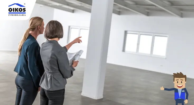 Espacios híbridos: qué buscan las empresas al comprar oficinas este año Mujeres mirando oficinas
