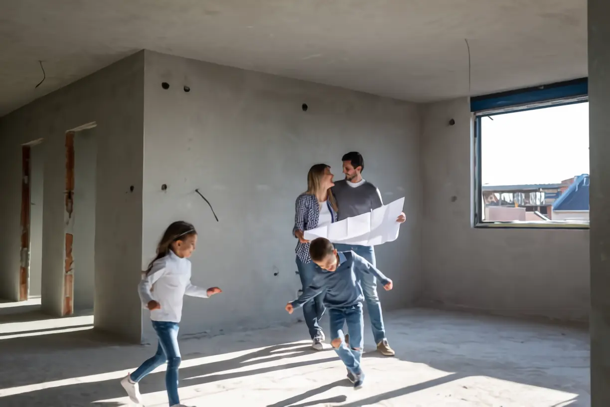 Familia feliz en su nueva casa