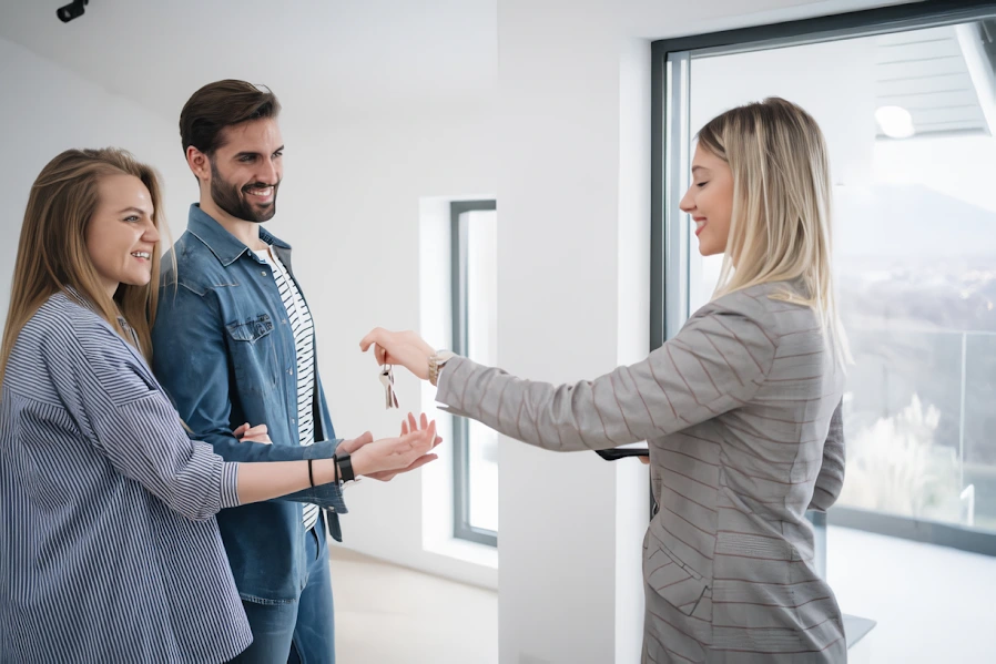 Personas recibiendo las llaves de su vivienda