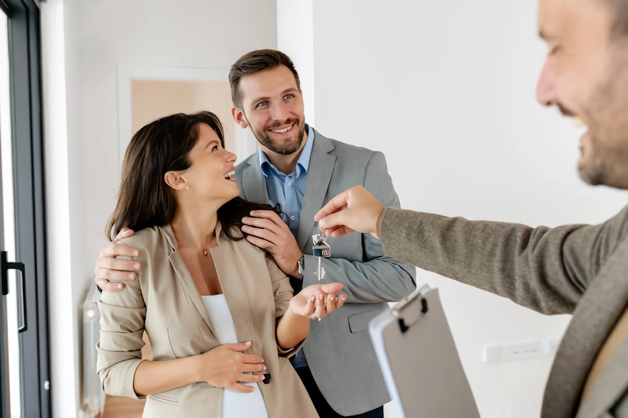 Pareja recibiendo las llaves de su vivienda