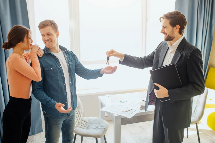 Pareja recibiendo las llaves de su vivienda