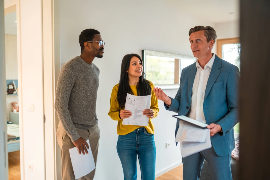 Personas pactando un avalúo inmobiliario certificado