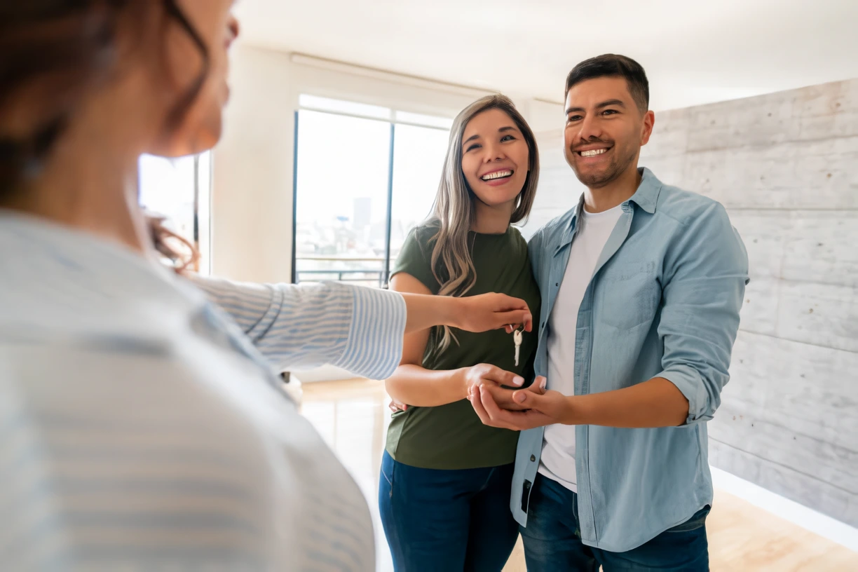 Personas adquiriendo un inmueble