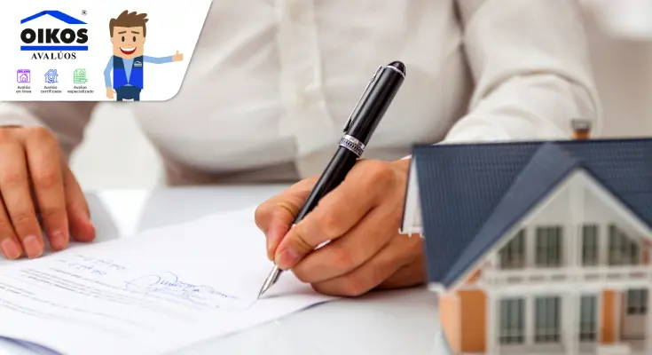 ¿Cómo solicitar la revisión de tu avalúo catastral? Persona firmando un documento