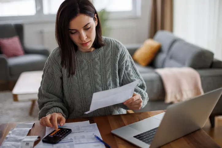 Mujer revisando su declaración de renta