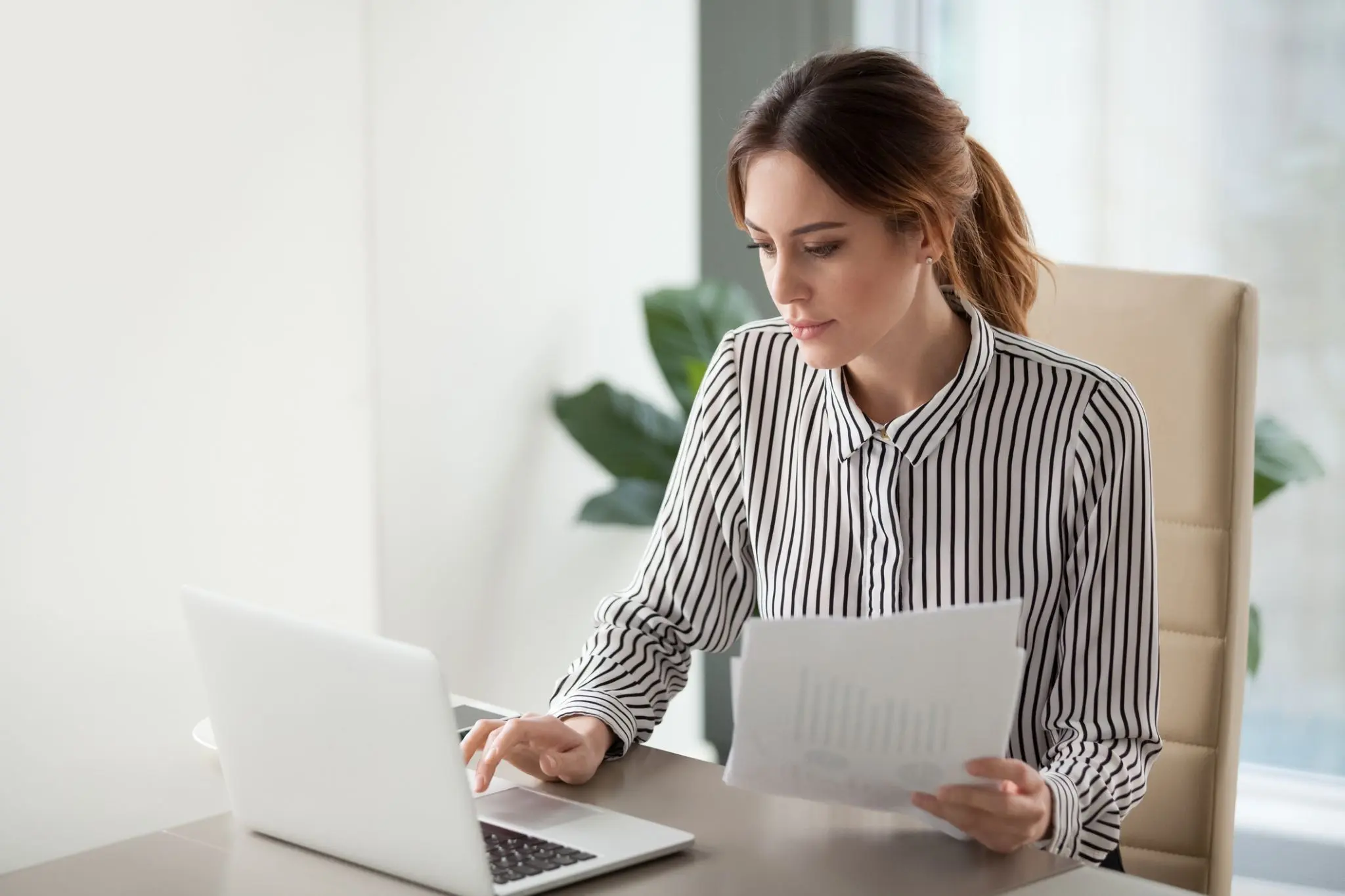 Mujer revisando documentación