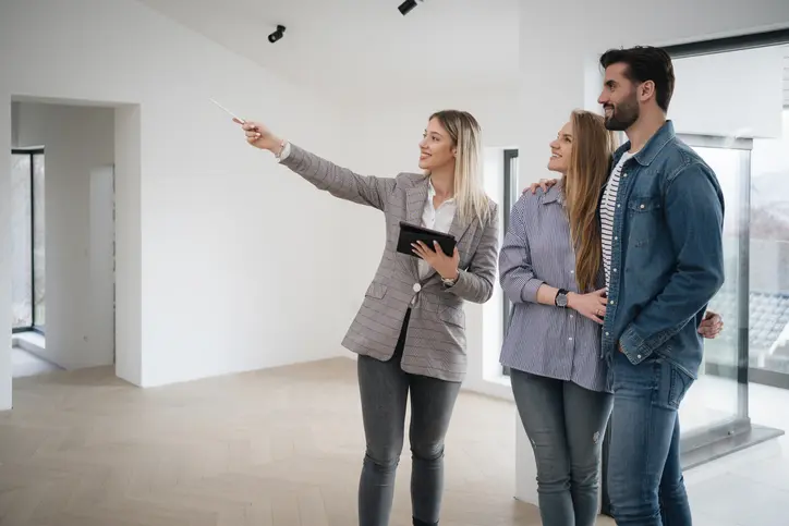 Personas viendo un inmueble