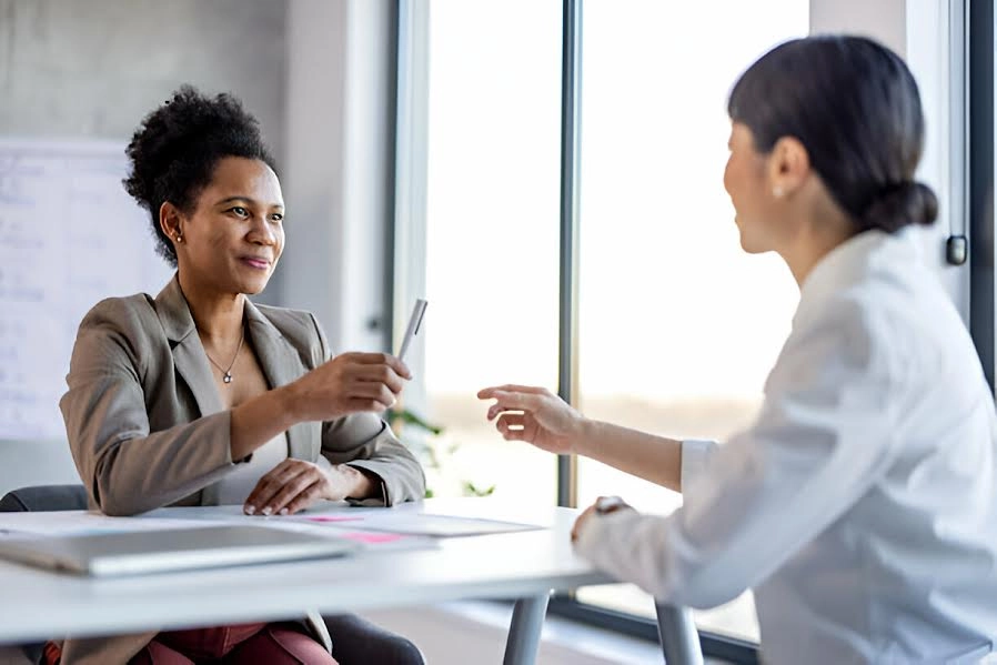 Mujeres realizando un avalúo de propiedades