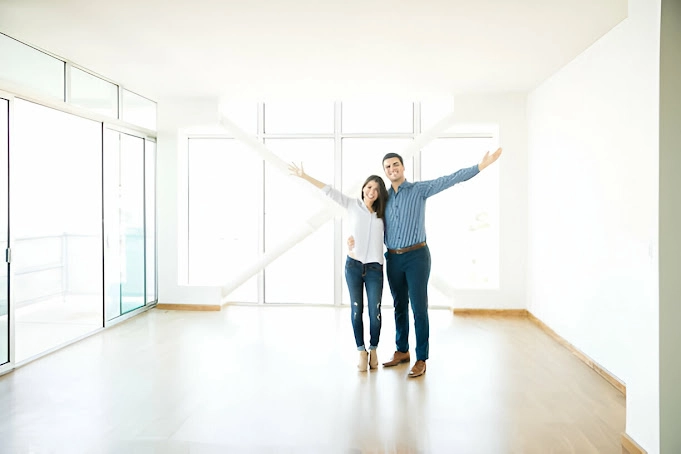 Pareja feliz en su nuevo apartamento