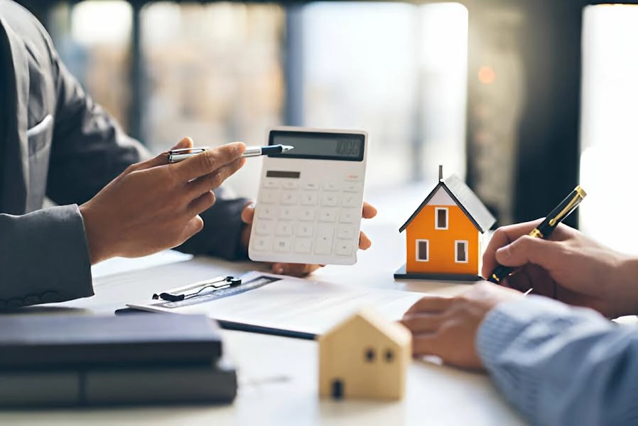 Personas realizando cálculos para inversión en vivienda