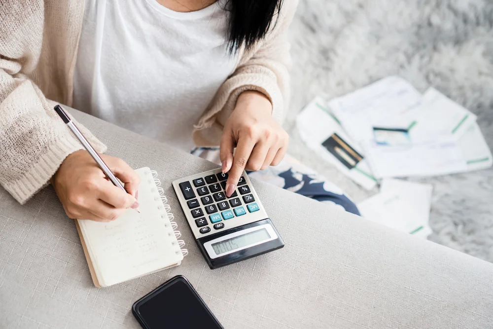 Mujer haciendo cálculos numéricos