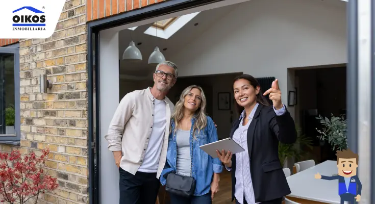 Personas viendo un inmueble con un agente inmobiliario