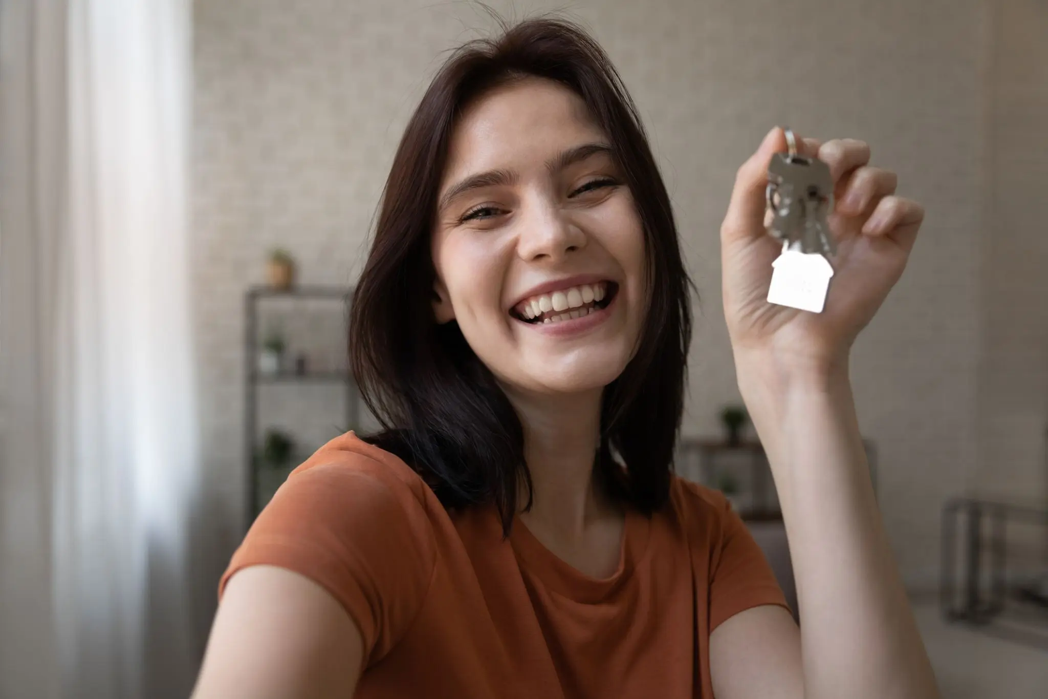 Mujer feliz por su primera vivienda para independizarse