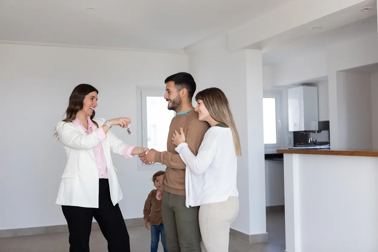 Personas viendo un inmueble