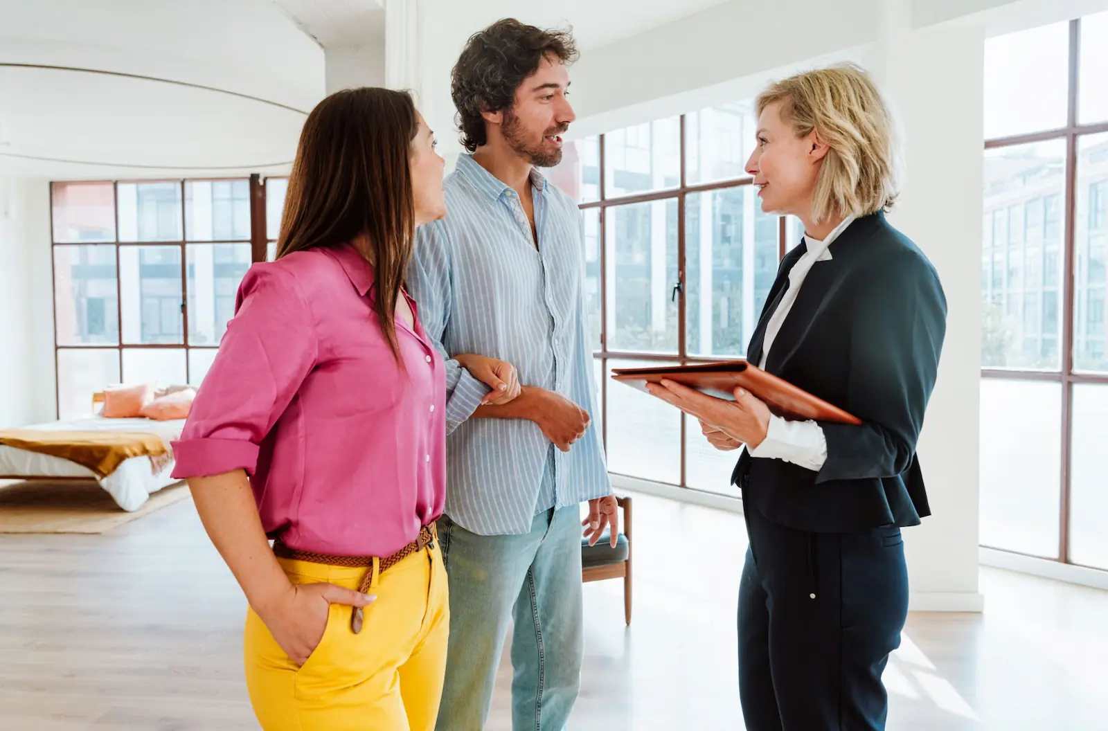 Pareja hablando con su agente inmobiliaria