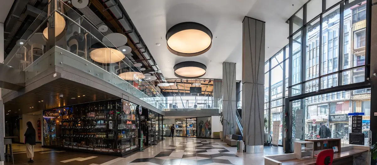 Interior de un Centro Comercial