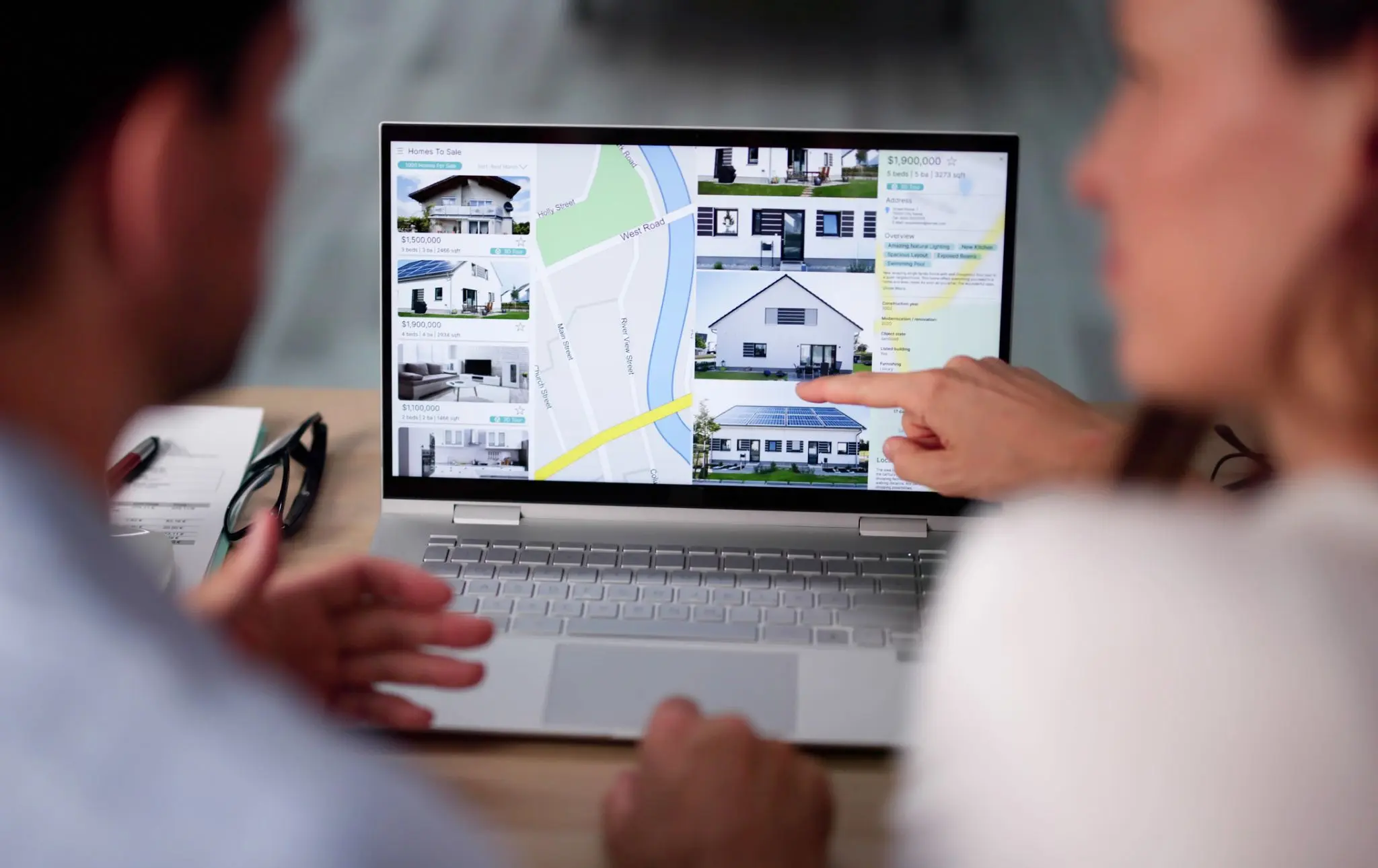 Personas viendo una página web de una inmobiliaria