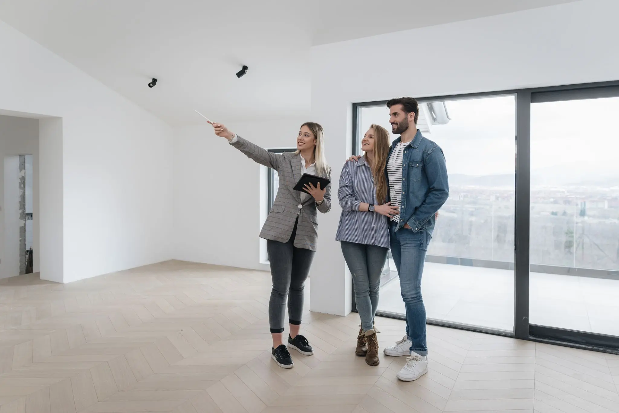 Personas viendo un inmueble