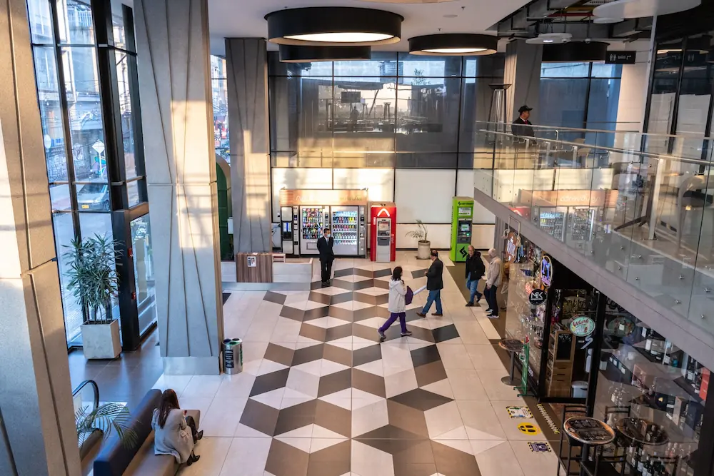 Interior de un Centro Comercial