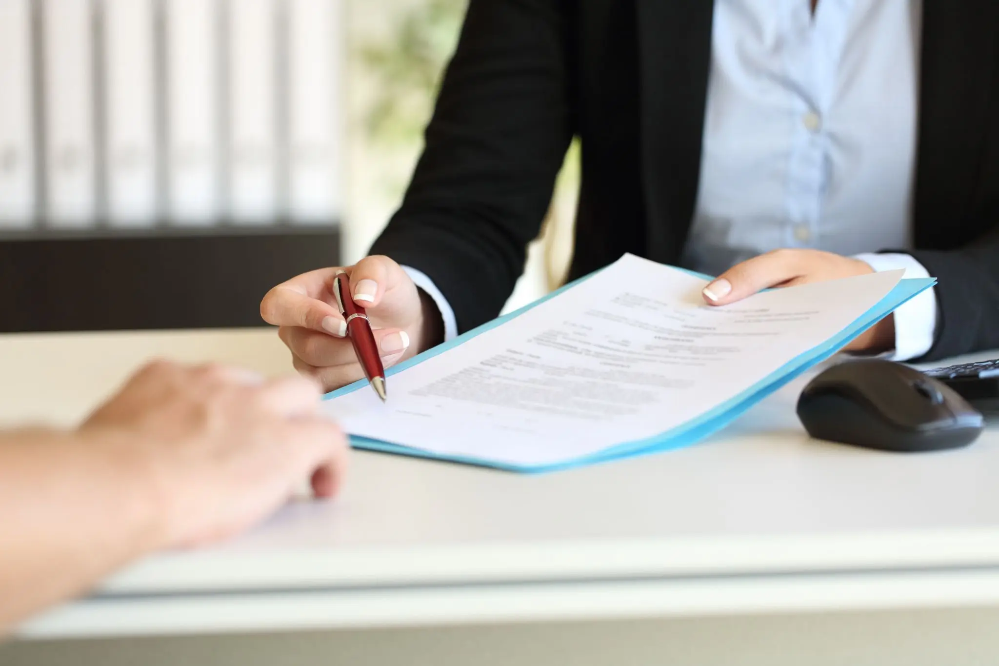 Persona firmando un contrato