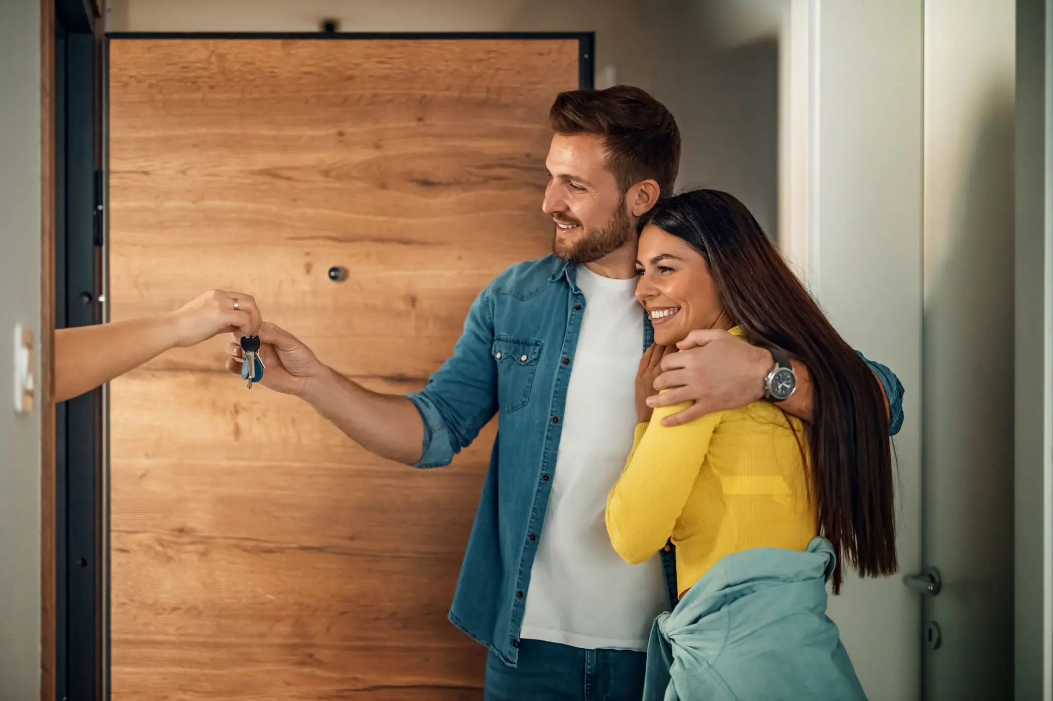 Pareja feliz con las llaves de su vivienda nueva