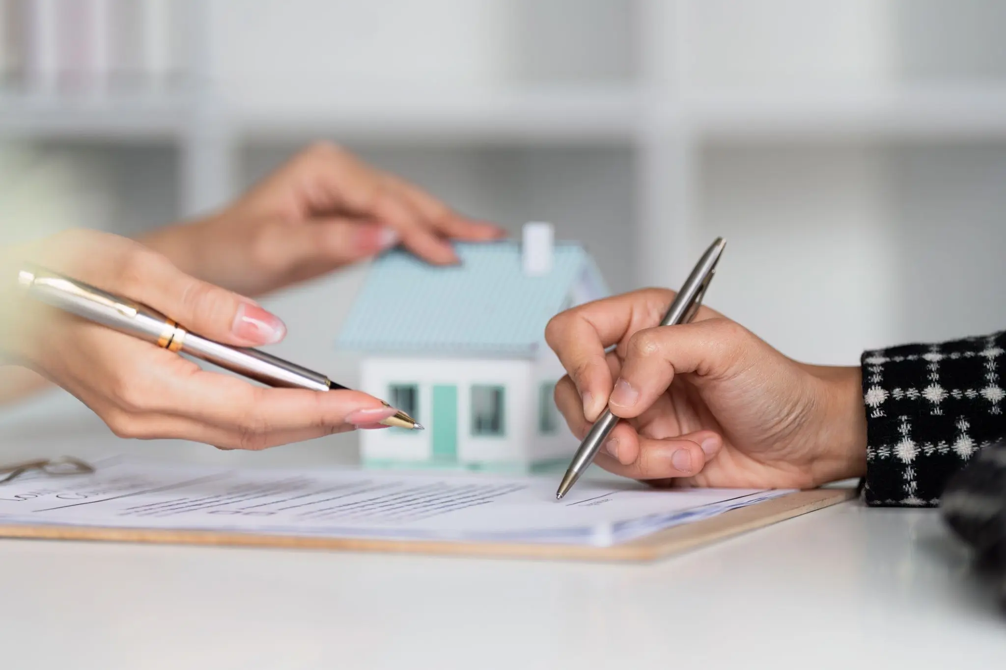 Personas firmando un contrato con un banco
