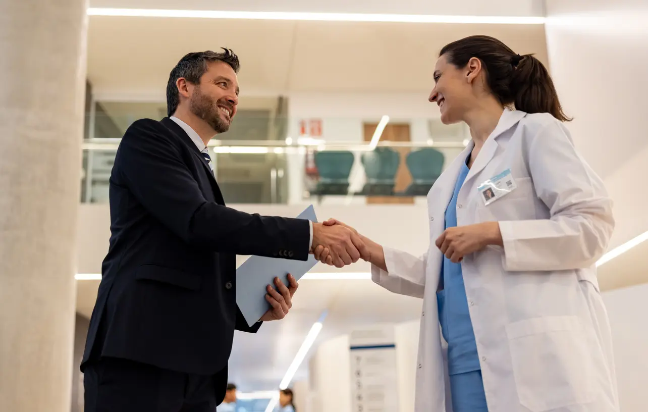 Médica dándole la mano a un avaluador