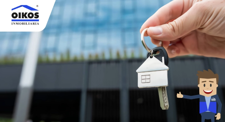 Compra de edificios para oficinas Persona con las llaves de un edificio