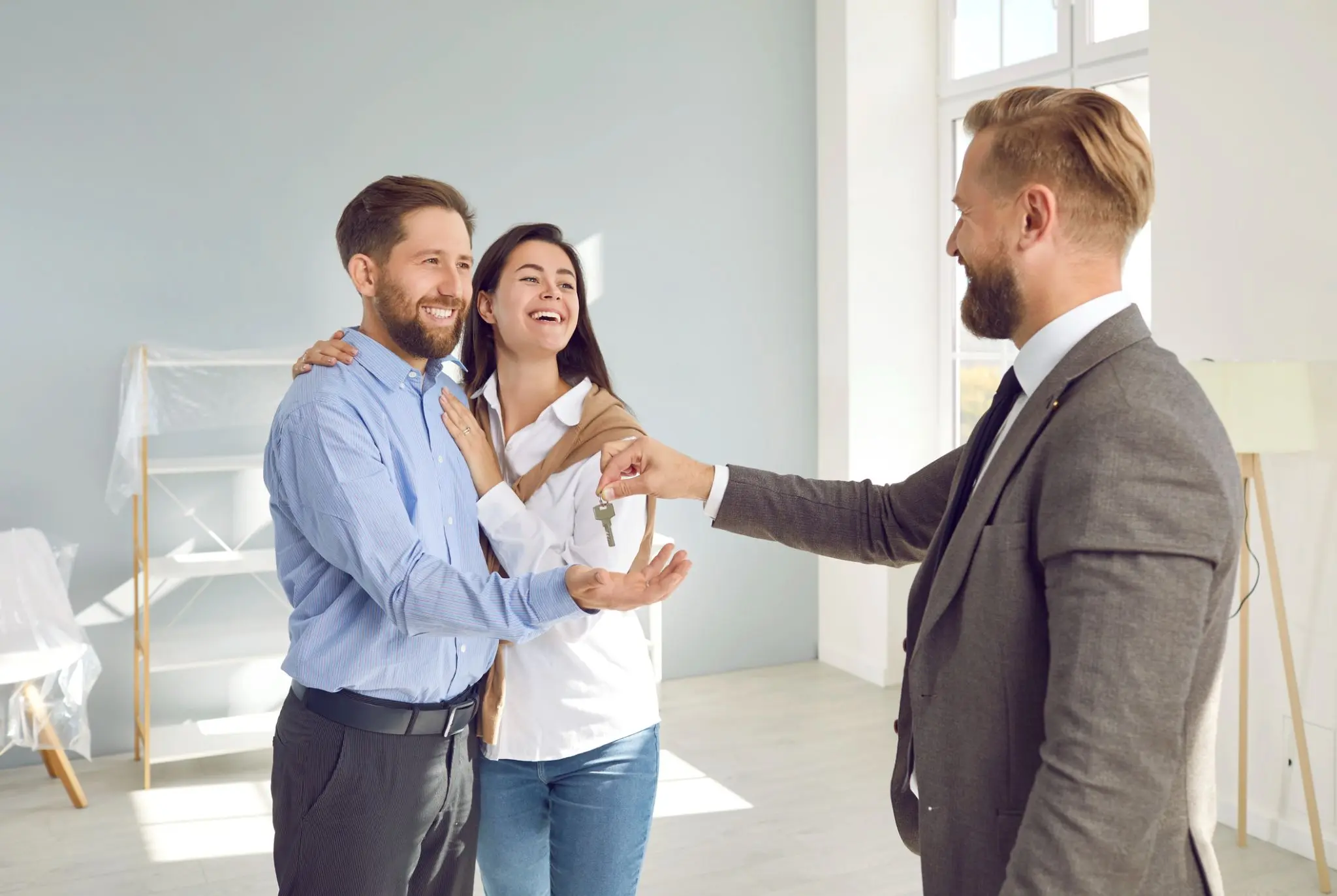 Pareja recibiendo las llaves de su apartamento