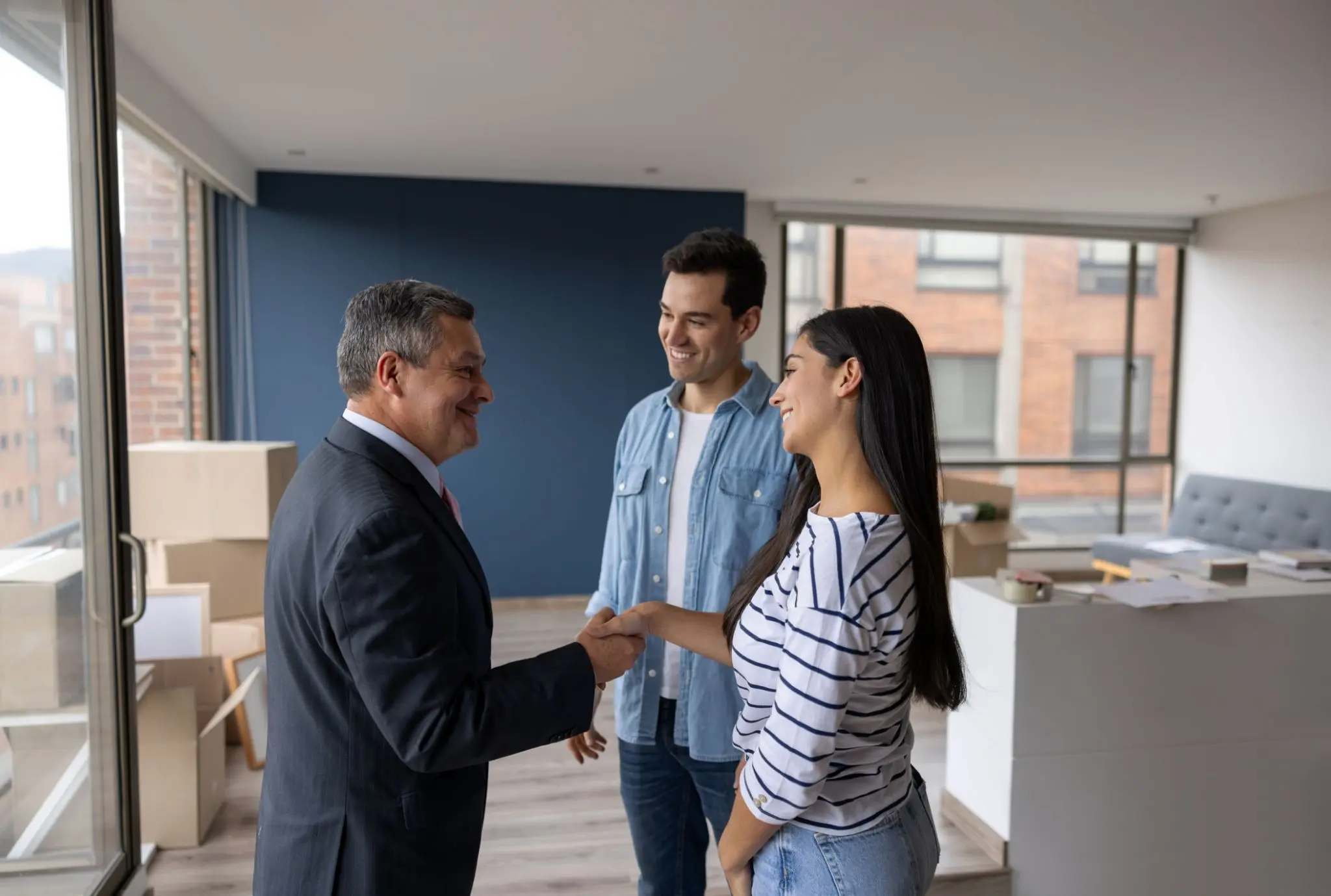 Agente inmobiliario enseñando una propiedad