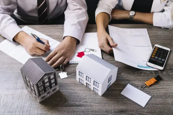Personas cotizando vivienda
