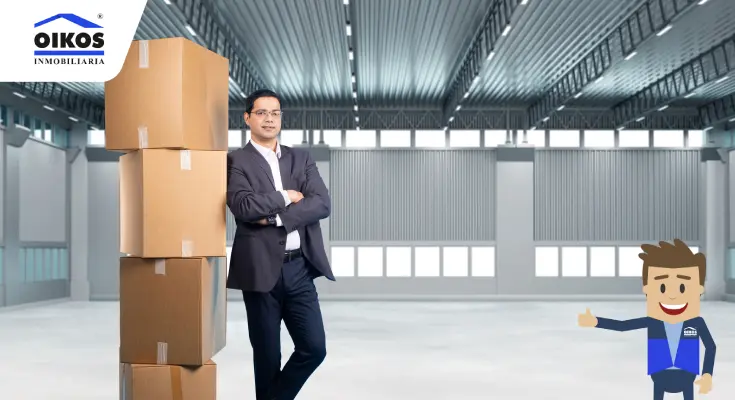 Hombre en bodega con cajas apiladas