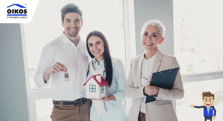 Consejos para consignar un inmueble y asegurar una venta o arriendo exitoso Agente inmobiliaria con clientes