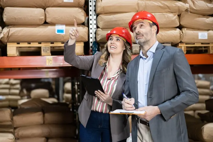 Razones para elegir una bodega en Bogotá Ingenieros en una bodega