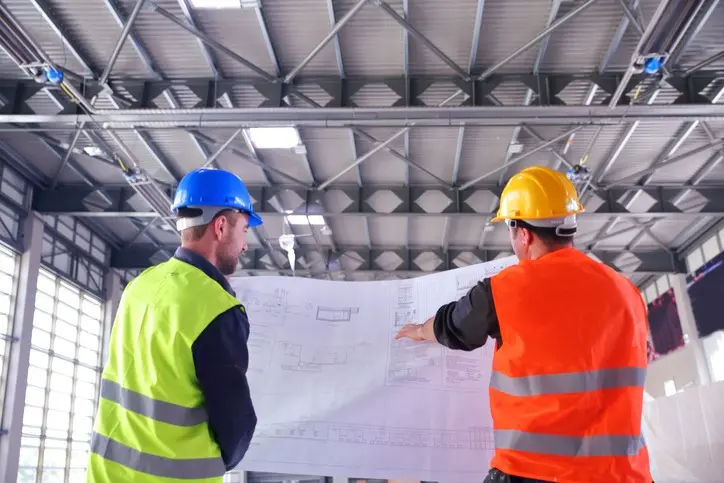 Usos estratégicos para maximizar el espacio Ingenieros revisando planos