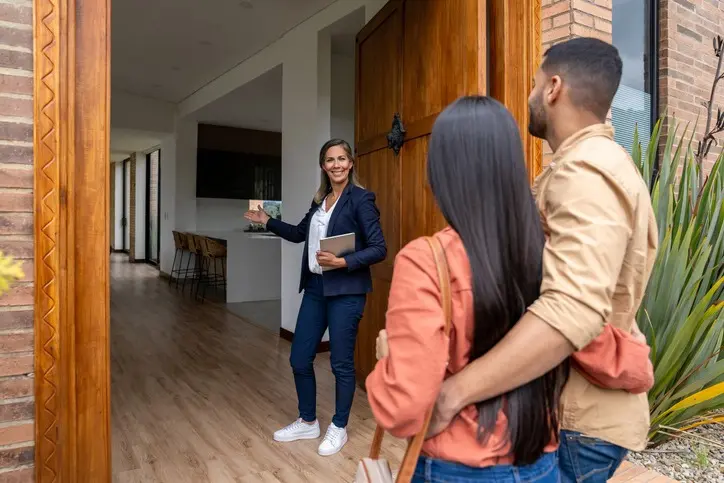 Consejos para preparar tu inmueble antes de consignar y arrendar o vender Pareja viendo un inmueble