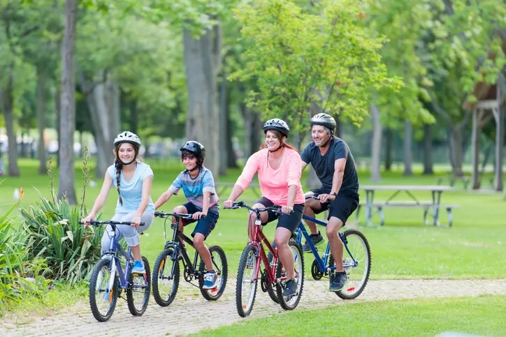 Familia montando en bicicleta