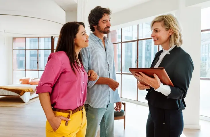 Importancia del acompañamiento profesional Pareja con agente inmobiliaria