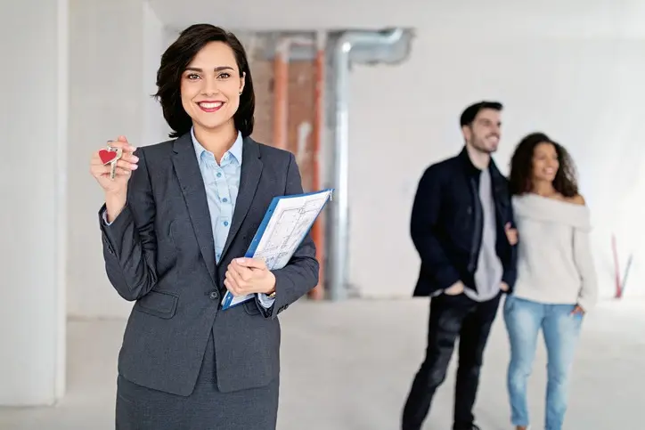 Consignar tu inmueble sin enredos Pareja acompañada de una agente inmobiliaria
