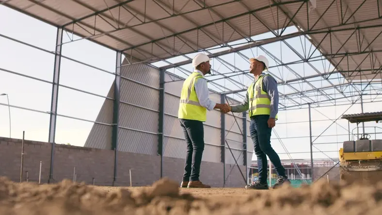 Arrienda tu próxima bodega en Bogotá con OIKOS Inmobiliaria Ingenieros en obra