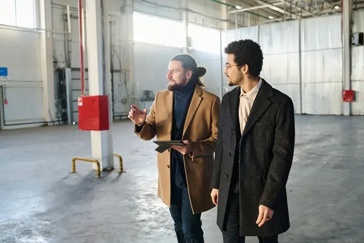 Hombres revisando una bodega