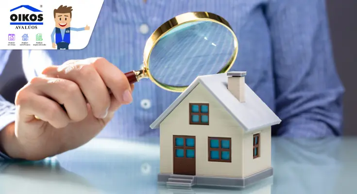 ¿Cómo se valora una propiedad destinada a arriendo de corta estancia? Persona examinando con lupa una casa