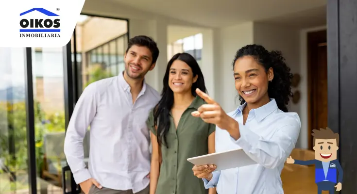 Consignar tu inmueble en Bogotá con OIKOS Inmobiliaria Personas viendo un inmueble con una agente inmobiliaria