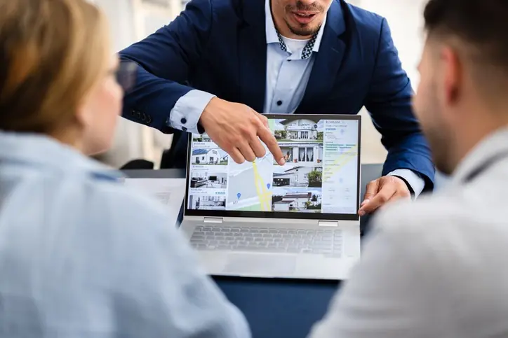 Pasos esenciales en el proceso de compra Personas viendo un inmueble en la página web