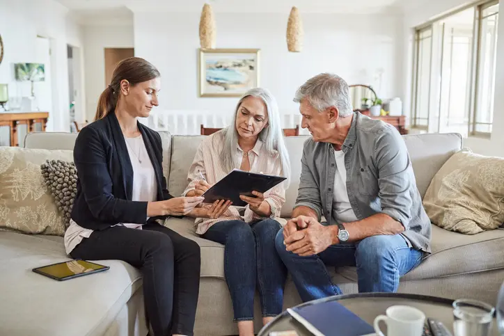 Personas realizando un avalúo inmobiliario