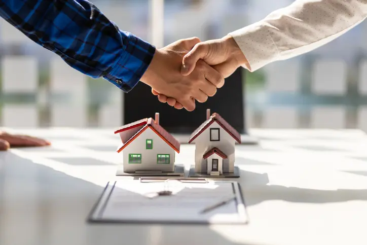 Personas realizando una compra y venta de un inmueble