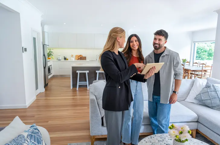 Personas en una vivienda con una asesora