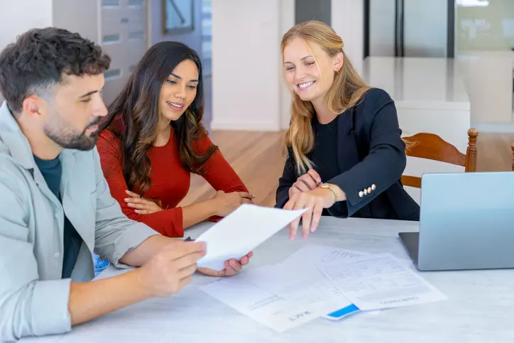 Agente inmobiliaria con clientes