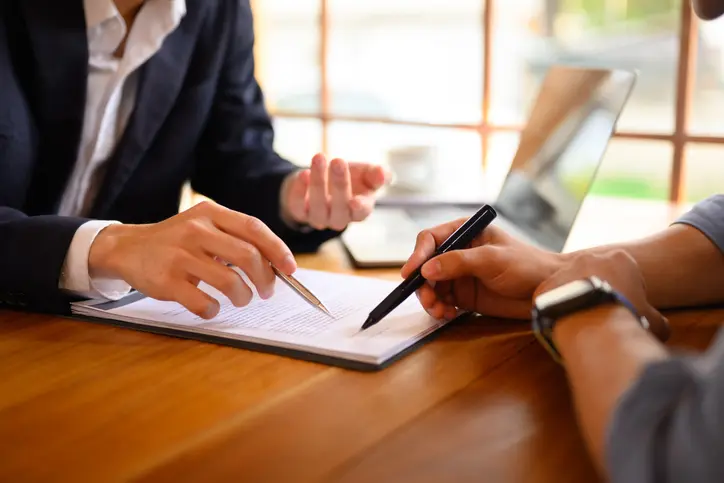 Persona firmando un contrato
